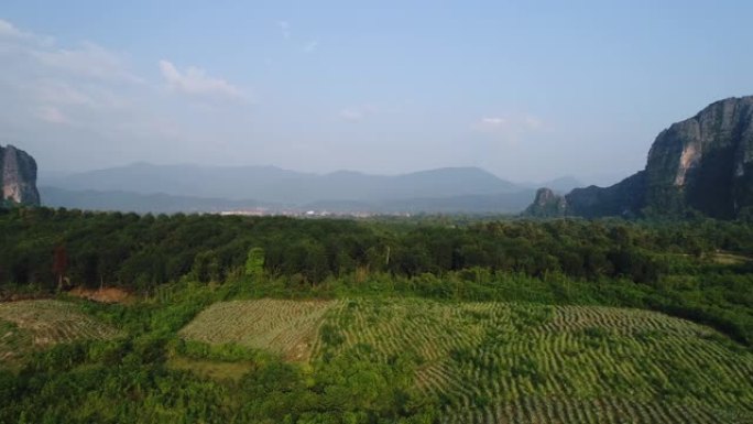 从天空看老挝万旺镇周围的景观