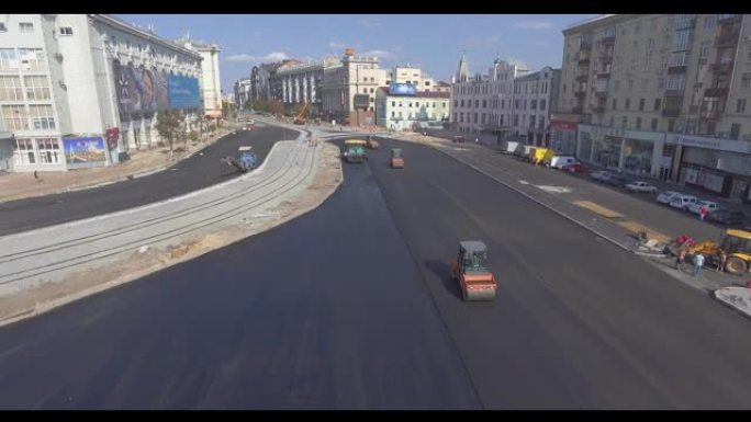 铺路机和振动压路机在路面上