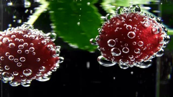 苏打水气泡玻璃中的成熟樱桃视频