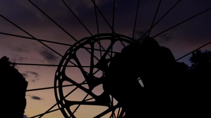 戏剧性的日落云延时和山地自行车车轮