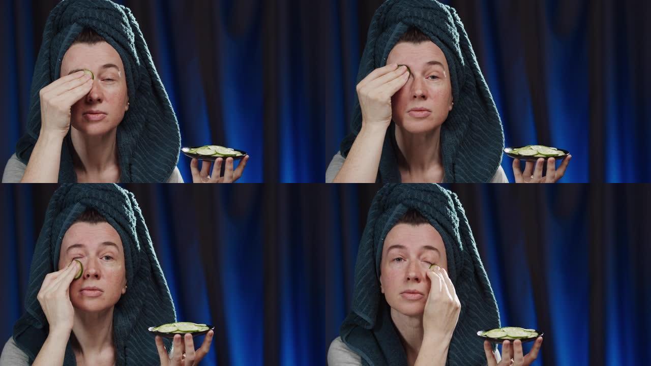 女人正在用自制的面膜照顾自己的脸
