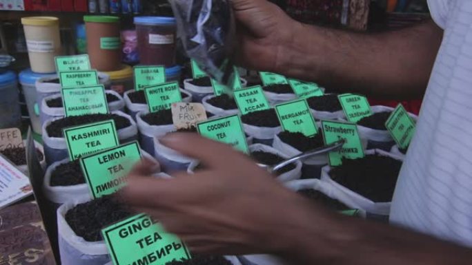 男子在街上卖不同种类的印度叶茶