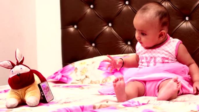 女婴在智能手机中列出押韵