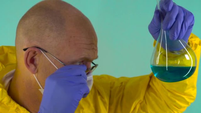 一位成年人和一位秃头科学家在烧瓶中评估一种蓝色化学液体，取下眼镜以获取视力。科学家概念、化学、科学