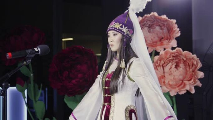 可爱亚洲女孩民间服装传统慢动作走秀日本秀4K