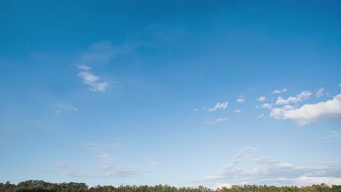 广阔的蓝天云彩时光流逝复制空间夏树森林