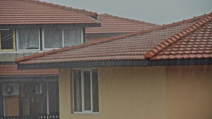 屋顶上有大雨