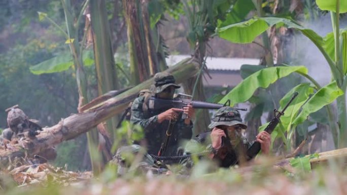 一队士兵呆在香蕉种植园附近，他们的队长向中心支援报告了他们的情况。他们周围弥漫着为自由而战的硝烟