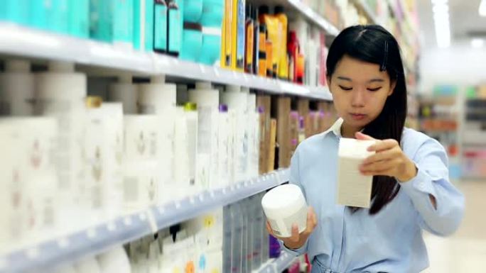 亚洲女性在化妆品商店购买染发产品