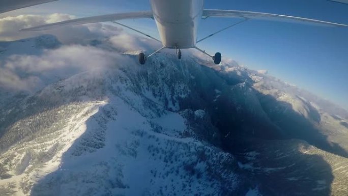 Cessna 172冬季飞行和Norh Shore Mountains狮子加拿大温哥华的POV腹部视