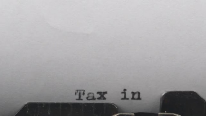 特写打字文本税务发票，老式打字机用一张纸。