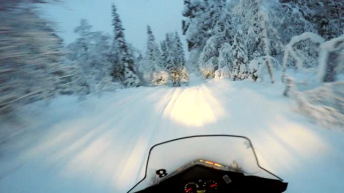 雪地摩托穿越拉普兰的冰冻雪林