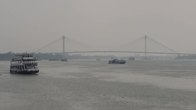 下水船或摩托艇一种机动车辆，载着乘客在Hooghly河上驶向孟加拉湾。加尔各答豪拉渡轮服务运输码头区