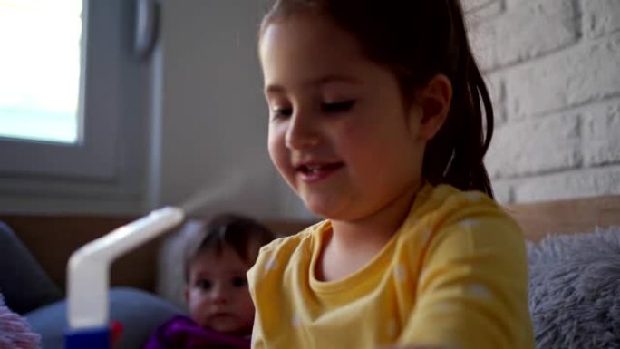 迷人的5岁女孩在家里用蒸汽雾化器进行气雾剂治疗