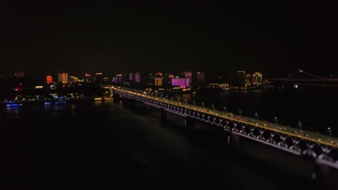 夜间照明武汉滨江城市景观交通长江大桥空中全景4k倾斜移位中国