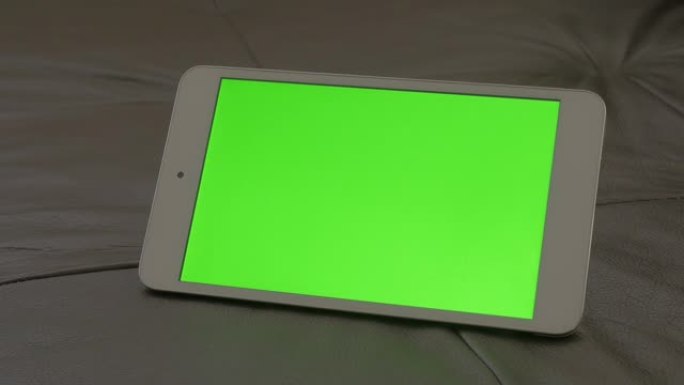 暴露在4K沙发上的室内绿屏显示平板电脑