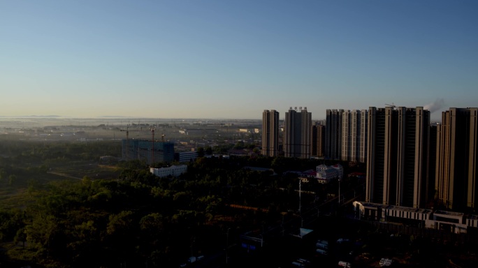 城市边界的日出新建桥住宅楼小区厂平房棚户