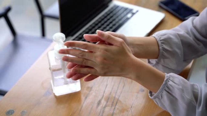 使用洗手液预防冠状病毒大流行的女性手
