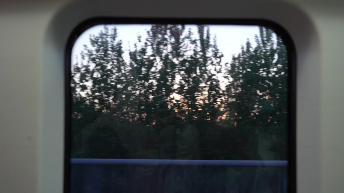 地铁窗外的日落景色