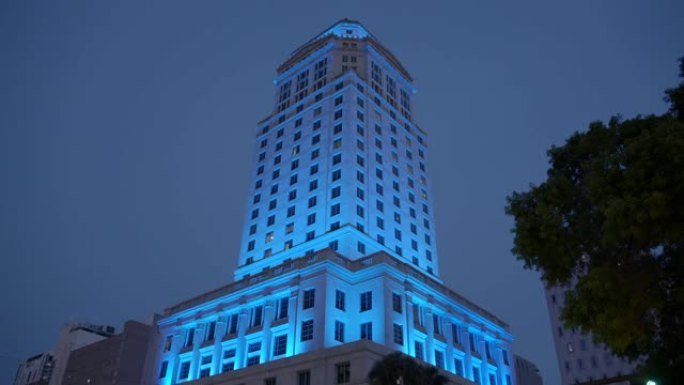 夜晚霓虹蓝色迈阿密法院大楼被枪杀