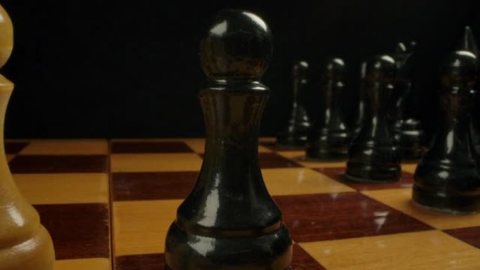 棋手从e7提名e5上的黑色中央棋子