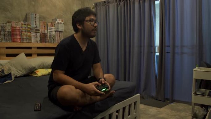 亚洲男子使用视频游戏机控制操纵杆