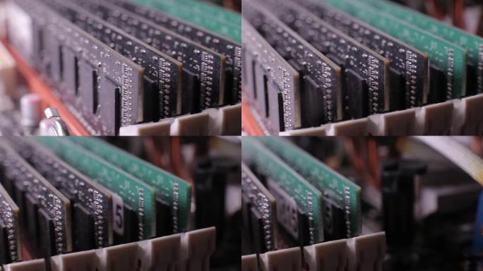 安装在主板上的DDR3 RAM内存模块的宏视图，滑块拍摄