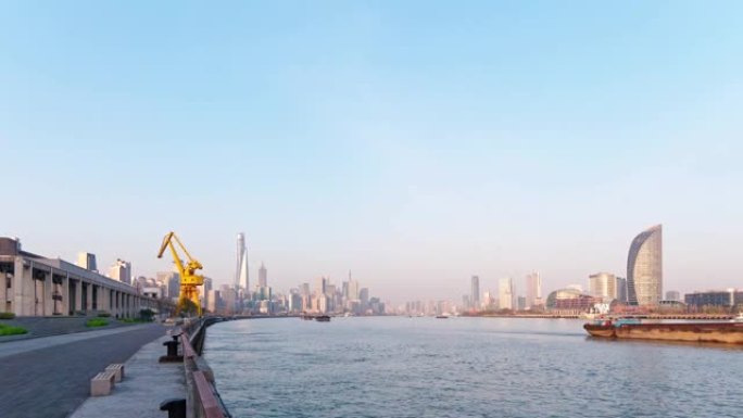 晴天上海天际线城市景观背景下，在黄浦江上航行的货船船队的延时镜头，4k视频b滚动镜头。