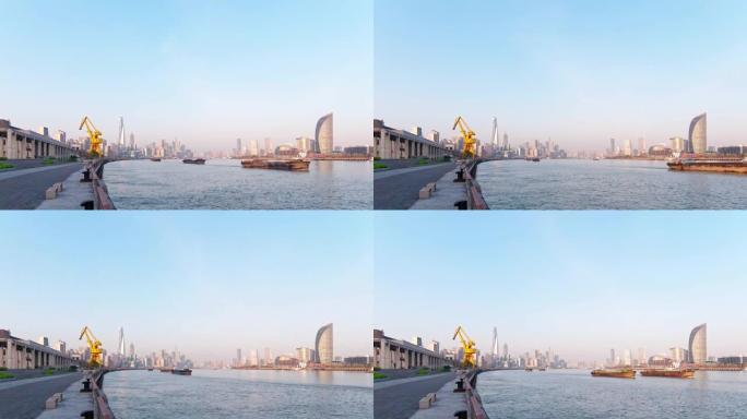 晴天上海天际线城市景观背景下，在黄浦江上航行的货船船队的延时镜头，4k视频b滚动镜头。