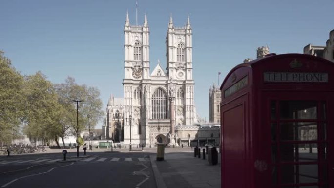 威斯敏斯特教堂的摄影小车，上面有一个红色的电话亭
