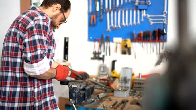 小作坊里的金属工人