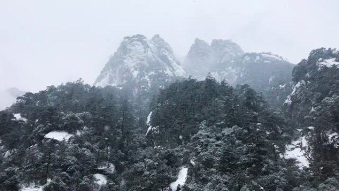 黄山罕见下雪联合国教科文组织世界遗产，冬季大雪风景公园