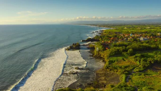 阳光明媚的日落巴厘岛著名的海岸线寺庙热门旅游场所空中延时全景4k印度尼西亚