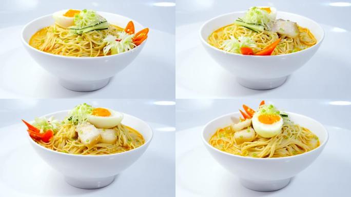 韩国面条加辣汤，煮鸡蛋，猪肉和黄瓜肉饼 (拉面或面) 韩国传统食品