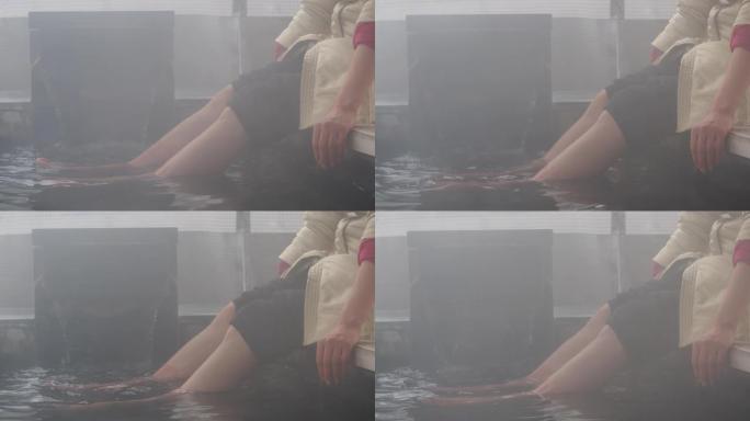 日本长野女子放松露天足浴温泉
