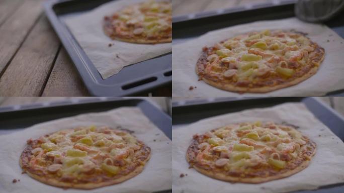 家里托盘上烤箱里的披萨。