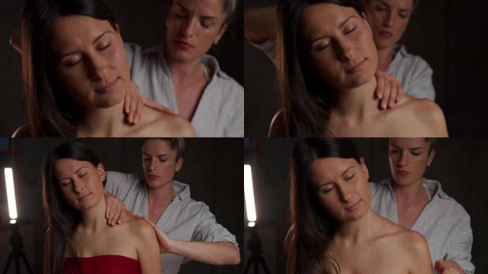 在水疗中心享受按摩师按摩的女人