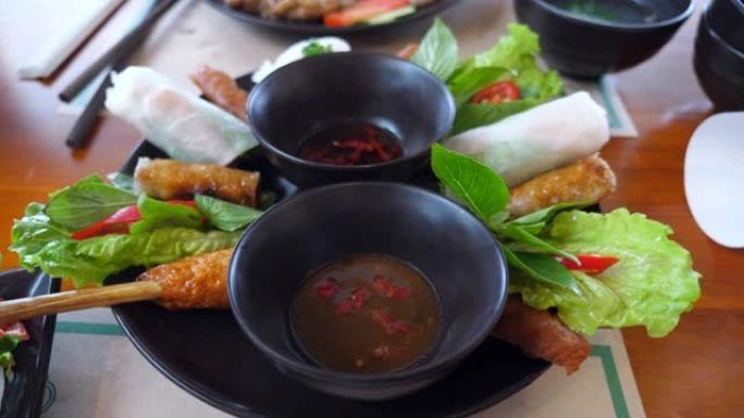 越南食物卷和烤虾球