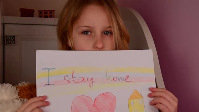 悲伤的小女孩拿着海报，上面写着我待在家里，特写