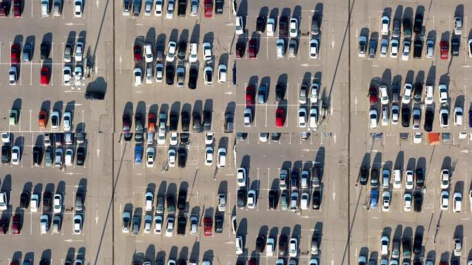 停车场有很多车。鸟瞰图。