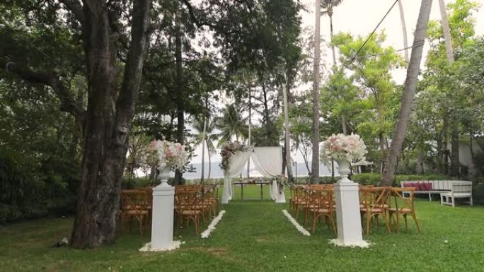 美丽的婚礼在花园里举行。