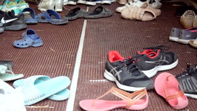 地板上的一组不同的鞋子
