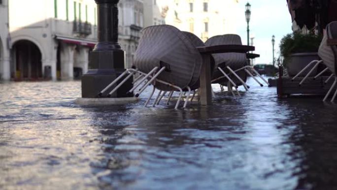 城市街道被水淹没