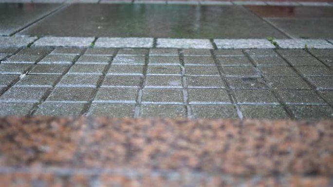 在雨天，在人行道的砖头上关闭。