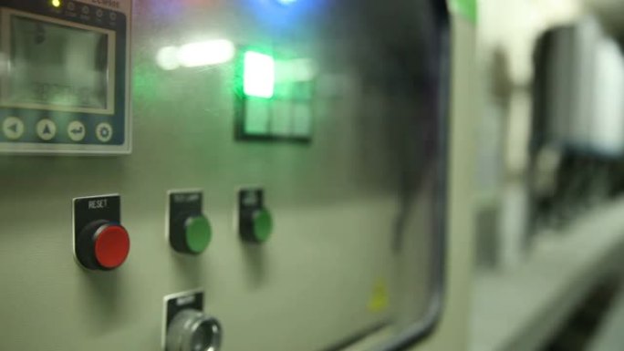 工厂太阳能电池电能存储罐控制箱中的三个按钮