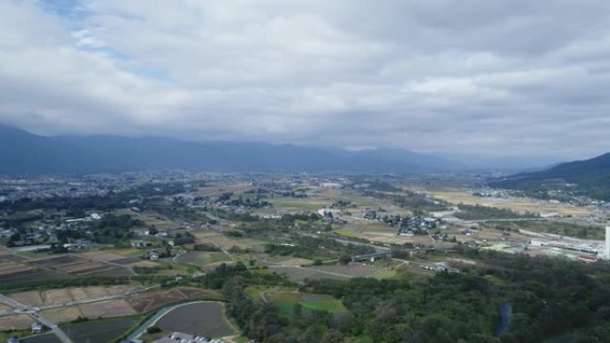 无人机在大奥芥末农场上方拍摄，展示了山脉。长野安津野日本
