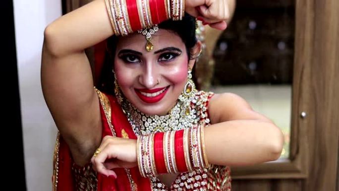 美丽美丽的年轻印度新娘为摄影师摆姿势