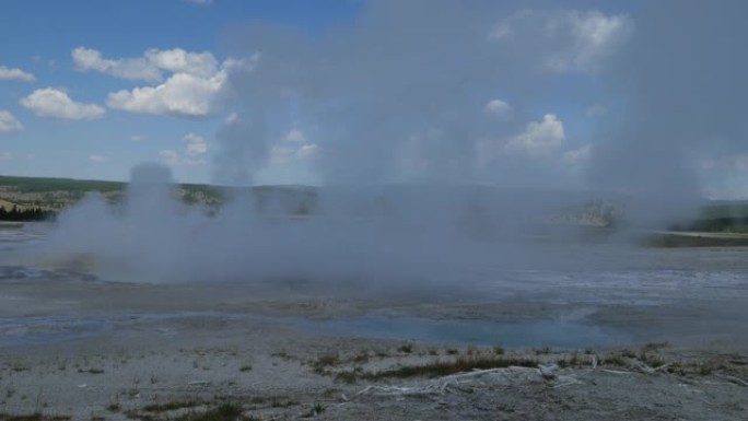 火山喷发期间Clepsydra geyser的广阔视野，黄石国家公园下盆地geyser的水池中有滚烫