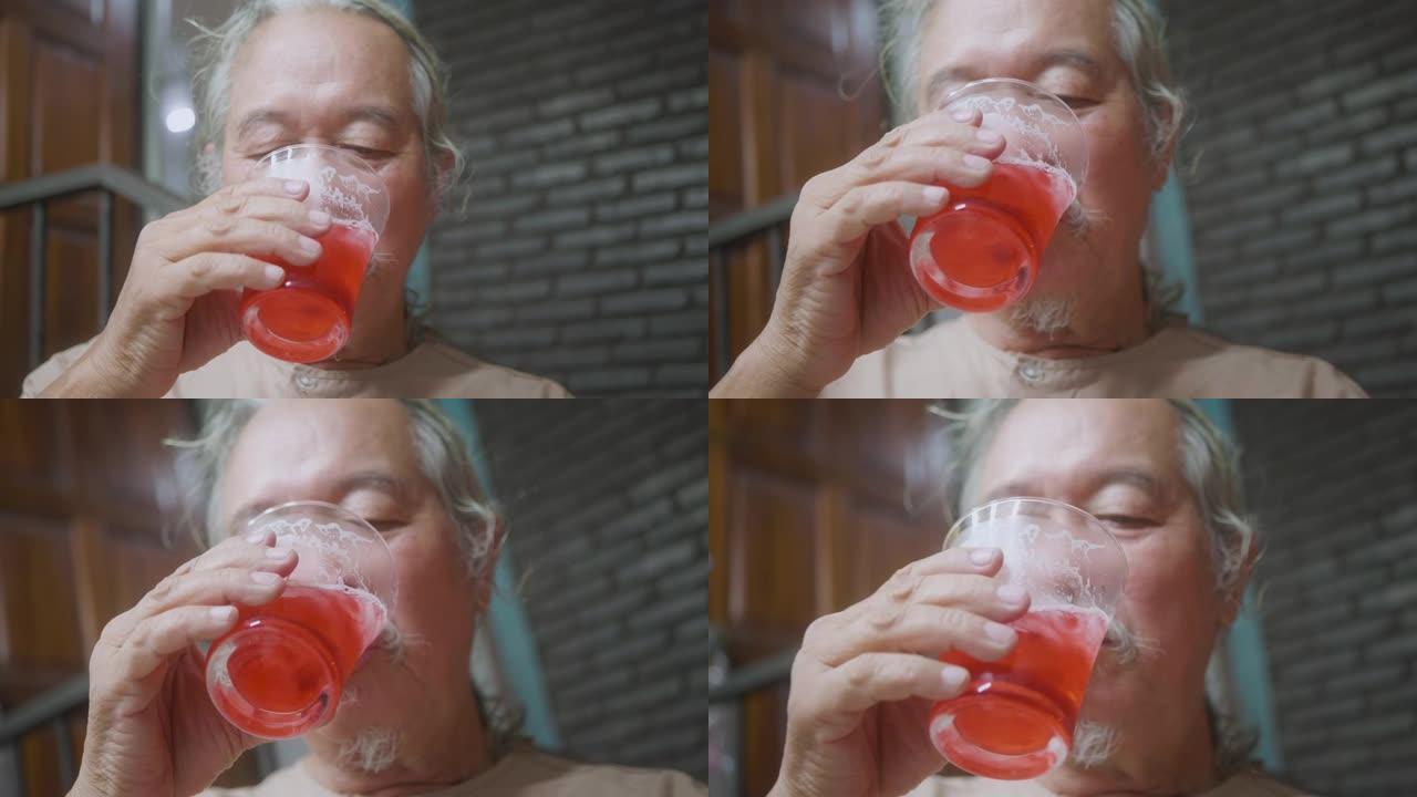肖像亚洲老人在家喝水。