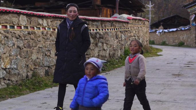 藏族小孩 藏族小朋友 藏族儿童 村庄儿童